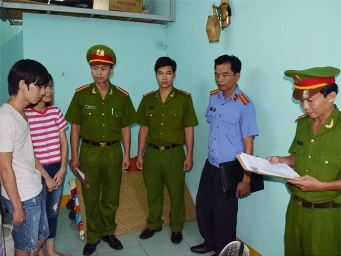 Cơ quan công an đọc lệnh bắt và khám xét nơi ở của Trần Long Hạc và Võ Thị Tuyết Nhi.
