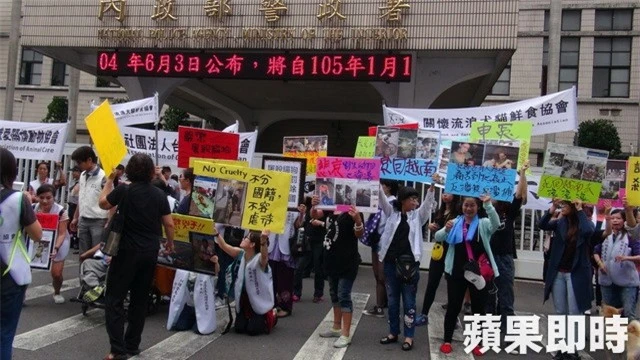 Hàng trăm người yêu động vật Đài Loan đã đến biểu tình trước trụ sở cảnh sát