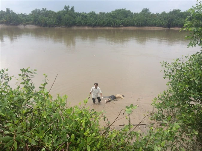 Thi thể người đàn ông đang trong quá trình phân hủy được phát hiện tại sông Phước Long, khu dân cư Hồng Lĩnh, KP6, thị trấn Nhà Bè, TP.HCM.