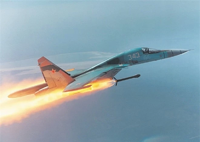 Chiến đấu cơ Su-34 của Nga bắn tên lửa vào mục tiêu trong một cuộc không kích.