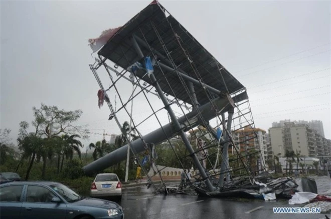 Biển quảng cáo lớn ở Phật Sơn bị gió mạnh quật ngã. Ngoài 3 trường hợp tử nạn, ít nhất 80 người khác bị thương vì gió mạnh khi bão quét qua thành phố này.