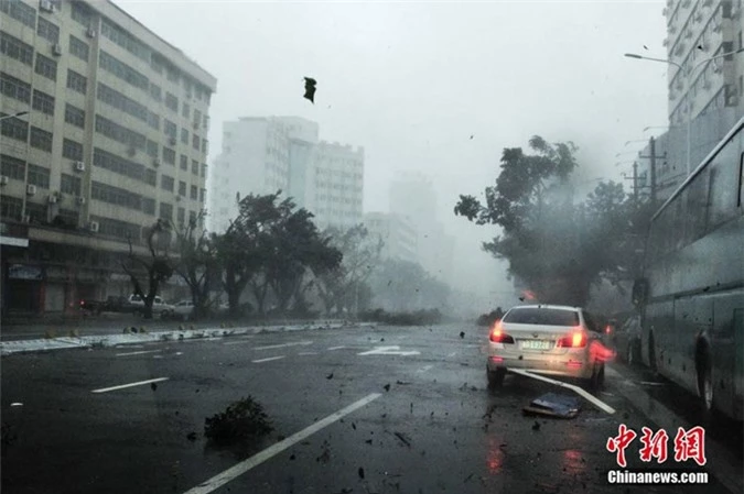 Vòi rồng đã khiến con đường ở quận Panyu, Quảng Châu trở nên tan hoang.
