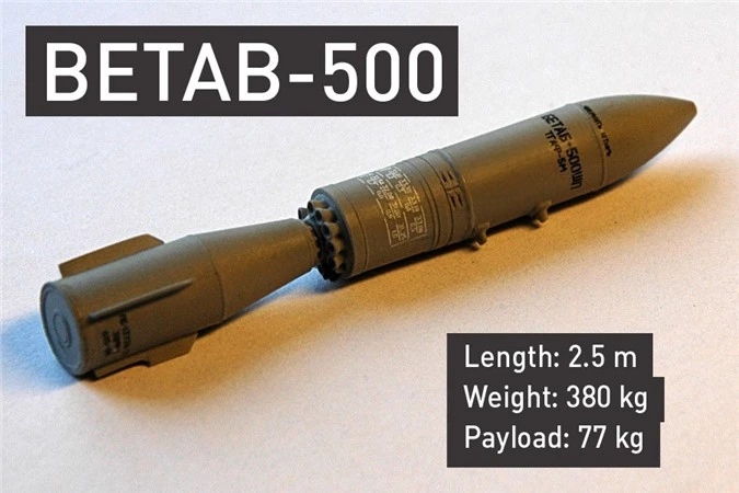 Bom xuyên hầm BETAB-500 dài 2,5m, nặng 380kg, trong đó có 77kg thuốc nổ.