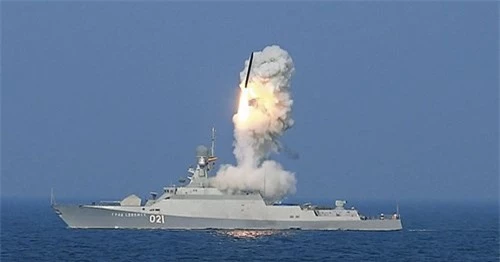 hạm thuộc dự án 21.631 (lớp Buyan-M) mang tên và số hiệu là Grad Sviyazhsk (021) phóng tên lửa Kalibr NK