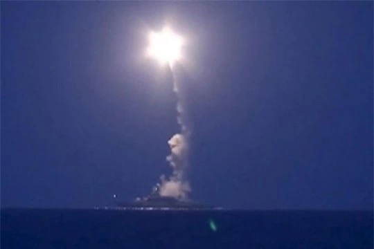 Tên lửa hành trình Nga bắn vào Syria từ một tàu chiến trên biển Caspian hôm 7-10. 