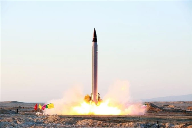 Hãng thông tấn Mehr của Iran đăng tải bức ảnh ngày ngày 11/10, dường như là cảnh phóng tên lửa mới Emad.