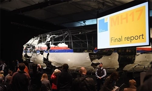 Mảnh vỡ MH17 được trưng bày trong buổi công bố báo cáo cuối cùng về thảm họa MH17 ở căn cứ không quân Gilze Rijen, Hà Lan.