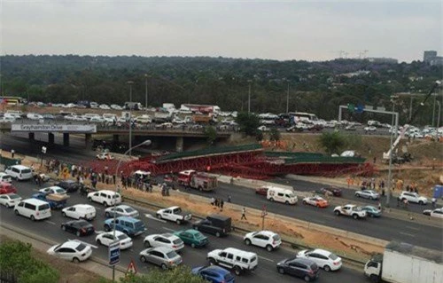 Đoạn cao tốc xảy ra ùn tắc nghiêm trọng sau vụ sập cầu.
