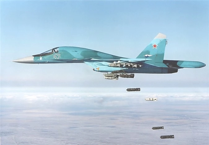 Tiêm kích Sukhoi Su-34 ném bom trong một cuộc không kích IS ở Syria.
