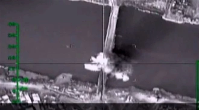 Không quân Nga đánh bom sập cầu bắc qua sông Euphrates. 