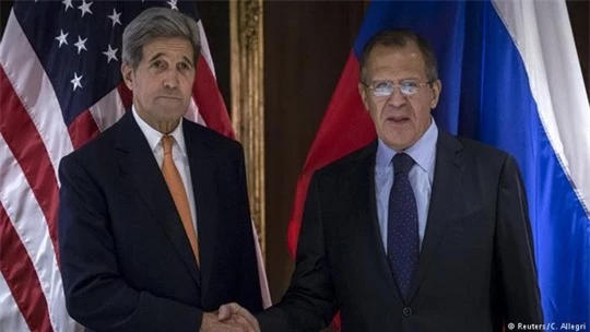 Ngoại trưởng Mỹ bắt tay với ngoại trưởng Nga trong cuộc họp tại Vienna.