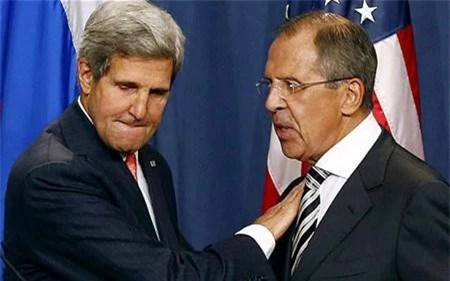 Ngoại trưởng Nga Sergei Lavrov (phải) và người đồng cấp Mỹ John Kerry.