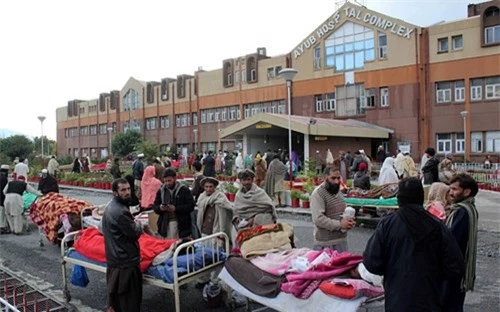 Nạn nhân được sơ cứu bên ngoài bệnh viện Abbottabad, Pakistan.