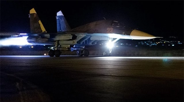 Tiêm kích Sukhoi Su-34 của Nga xuất kích trong đêm.