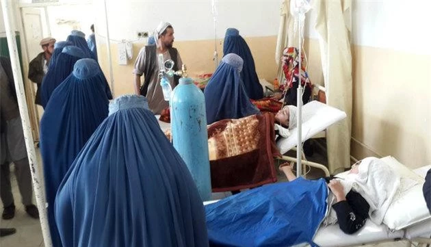 Các nữ sinh bị thương trong vụ giẫm đạp vì hoảng loạn trước trận động đất kinh hoàng ngày 26.10 được điều trị y tế.