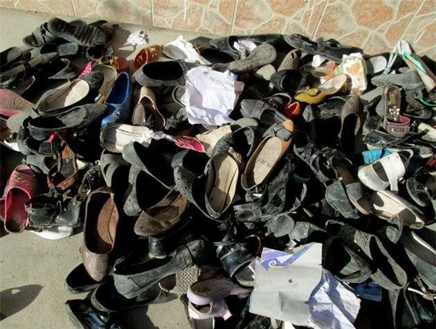 Giày dép của các học sinh chất thành đống tại hiện trường sau vụ giẫm đạp.