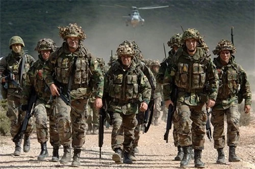 Binh sĩ NATO trong một cuộc tập trận.