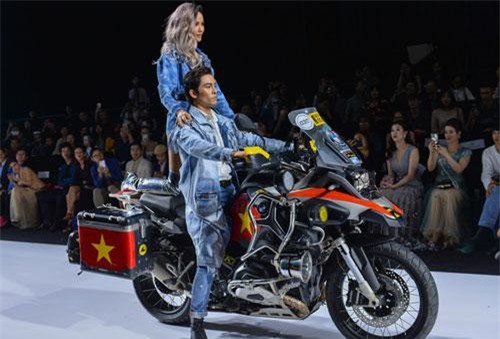 Hoa hậu H'Hen Niê 'cưỡi' siêu mô tô BMW lên sàn catwalk