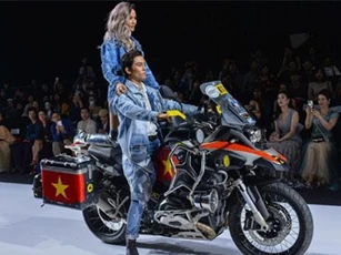 Hoa hậu H'Hen Niê 'cưỡi' siêu mô tô BMW lên sàn catwalk