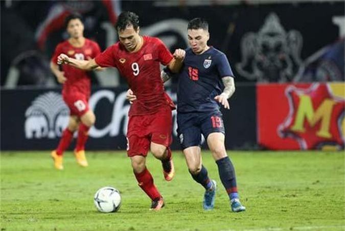 CĐV Thái giúp HLV Akira Nishino chọn hàng phòng ngự để đấu Việt Nam