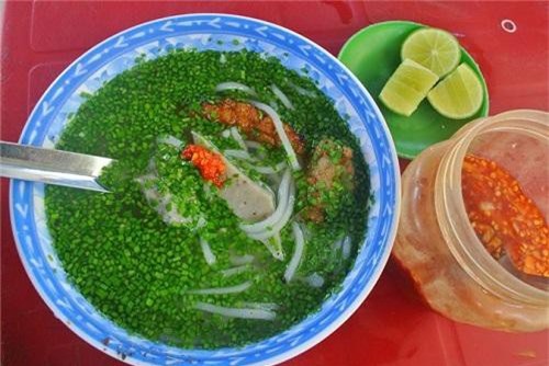 'Học lỏm' cách nấu bánh canh hẹ của người Phú Yên