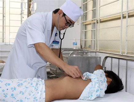 Bé trai ngậm rồi nuốt luôn cây tăm dài 5cm vào dạ dày