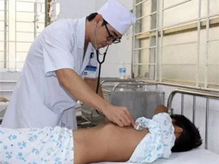 Bé trai ngậm rồi nuốt luôn cây tăm dài 5cm vào dạ dày