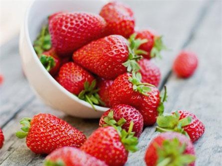 Chuyên gia bày mẹo loại bỏ tối đa chất độc hại 'tắm' hoa quả