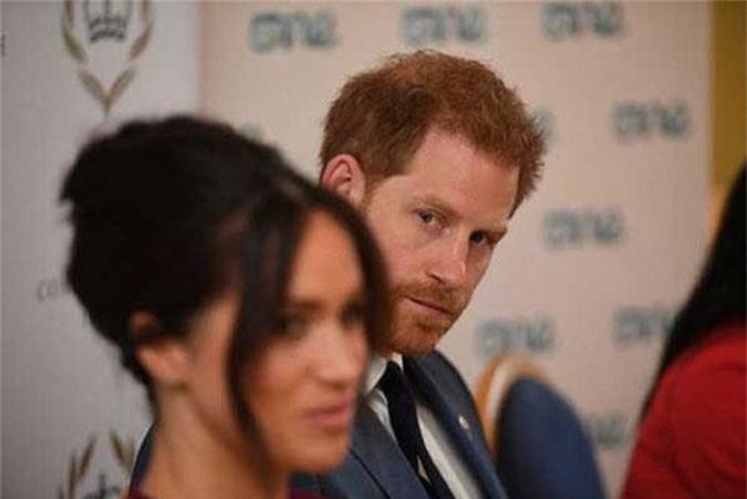 Meghan Markle bị cáo buộc 'lợi dụng' chồng để đối phó với sự soi mói của truyền thông và chống lại Hoàng gia Anh