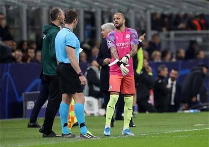 Pep Guardiola tiết lộ lí do dùng Walker bắt gôn