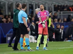 Pep Guardiola tiết lộ lí do dùng Walker bắt gôn