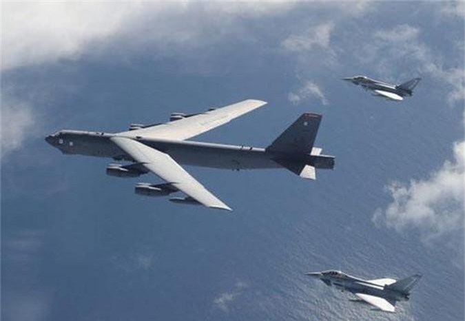 Sợ máy bay Nga, Anh 'mượn' B-52 Mỹ cho tiêm kích Typhoon... tập tiếp cận