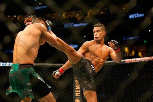 Tung chiêu 'cực dị', võ sĩ Mỹ khiến đối thủ gục ngã ngay lập tức