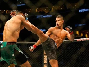 Tung chiêu 'cực dị', võ sĩ Mỹ khiến đối thủ gục ngã ngay lập tức