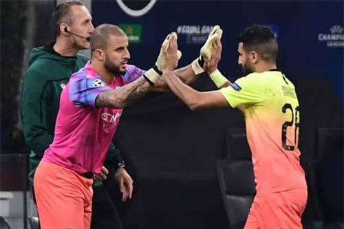 Walker làm thủ môn bất đắc dĩ trong trận hòa hú vía của Man City