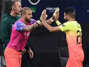 Walker làm thủ môn bất đắc dĩ trong trận hòa hú vía của Man City