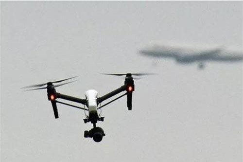 Anh kiểm tra chủ sở hữu thiết bị bay không người lái