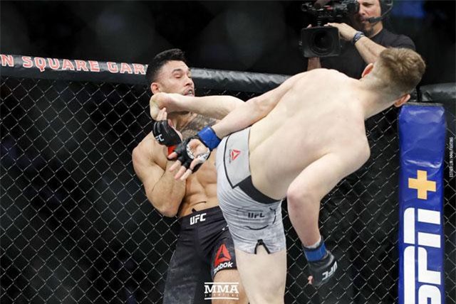 Cận cảnh 2 cú ra đòn 'siêu đáng sợ' khiến võ sĩ Mỹ bật ngửa