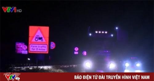 Cảnh sát Anh lại phát hiện 15 người nhập cư trong xe tải đông lạnh