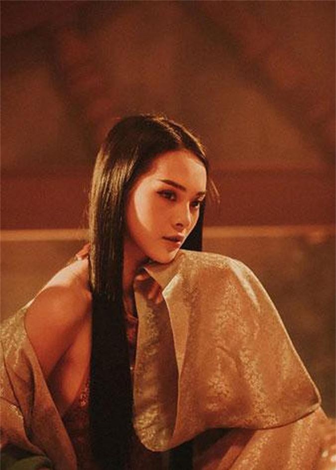 Cô gái đóng hoàng hậu trong MV 'Tự Tâm' đang sốt rần rần là ai?