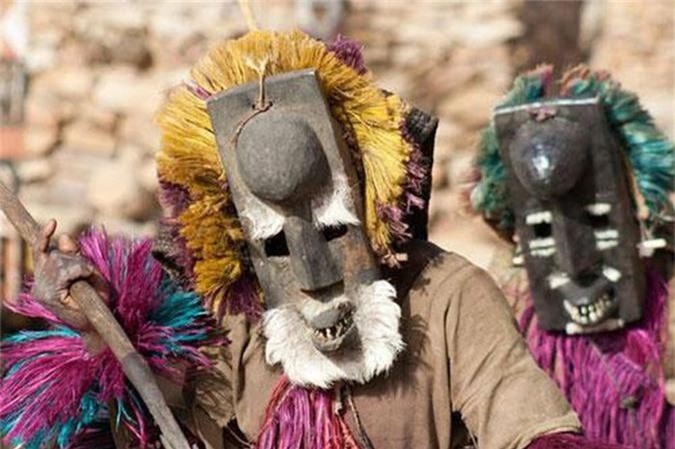 Dogon, b&#x1ED9; t&#x1ED9;c c&#xF3; s&#x1EF1; hi&#x1EC3;u bi&#x1EBF;t phi th&#x1B0;&#x1EDD;ng v&#x1EC1; v&#x169; tr&#x1EE5;