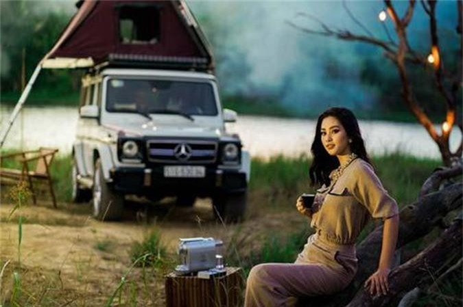 Hoa hậu Tiểu Vy cuốn hút bên Mercedes-Benz G63 AMG độ