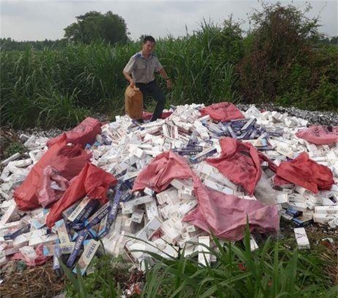 Long An: Tiêu hủy trên 49.000 gói thuốc lá điếu nhập lậu trong các bản án hình sự