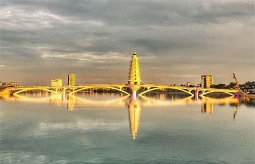 Muốn có ảnh chất, giới trẻ tìm ngay đến cầu đi bộ tại Phú Thọ