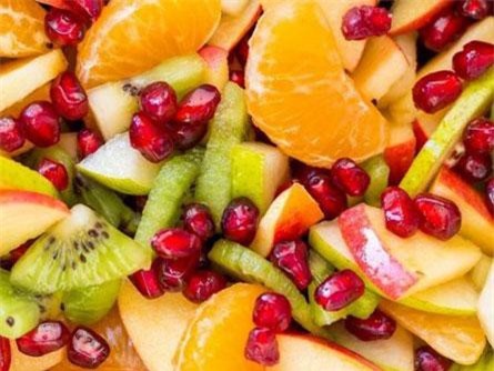 Salad trái cây mùa đông sắc màu nhìn là muốn ăn