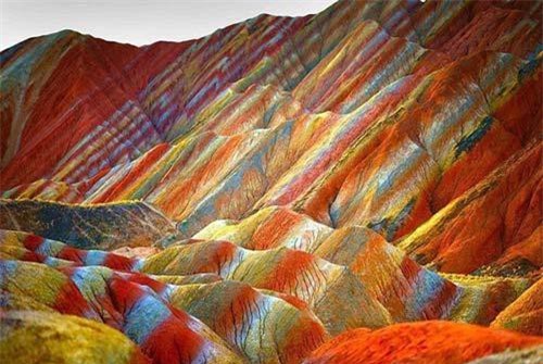 Chiêm ngưỡng ngọn núi 'cầu vồng' có màu sắc sặc sỡ ở Peru