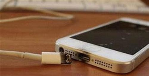 Đừng để điện thoại ở những vị trí này kẻo hại sức khỏe, có gia đình còn mất mạng