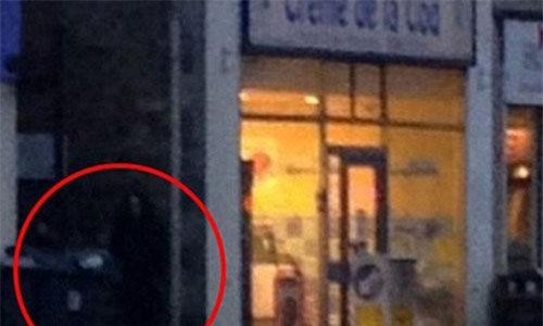 Rùng mình khuôn mặt ma quái trong bức ảnh hoa hậu