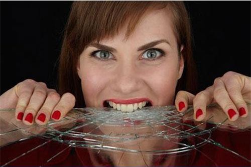 Cái gì phải đập vỡ mới dùng được?