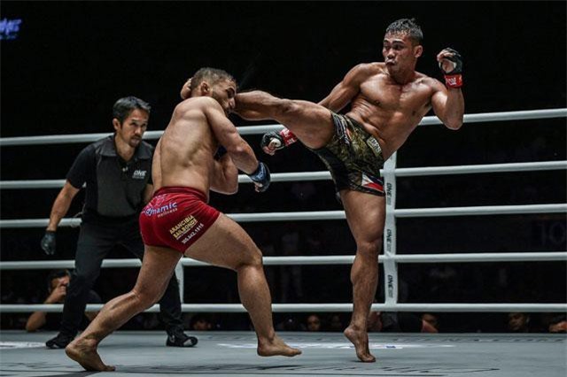 Cận cảnh cú 'vô ảnh cước' khiến võ sĩ Cuba sấp mặt